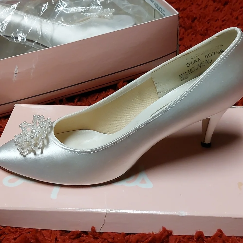 Vintage White Satin Wedding Shoes with Beads - Picture 1 of 11